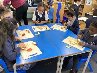 Y3 children chopping apples